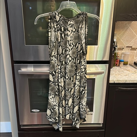 Isabella‎ Rodriguez Black and White Snake Print Midi Dress - Picture 4 of 7